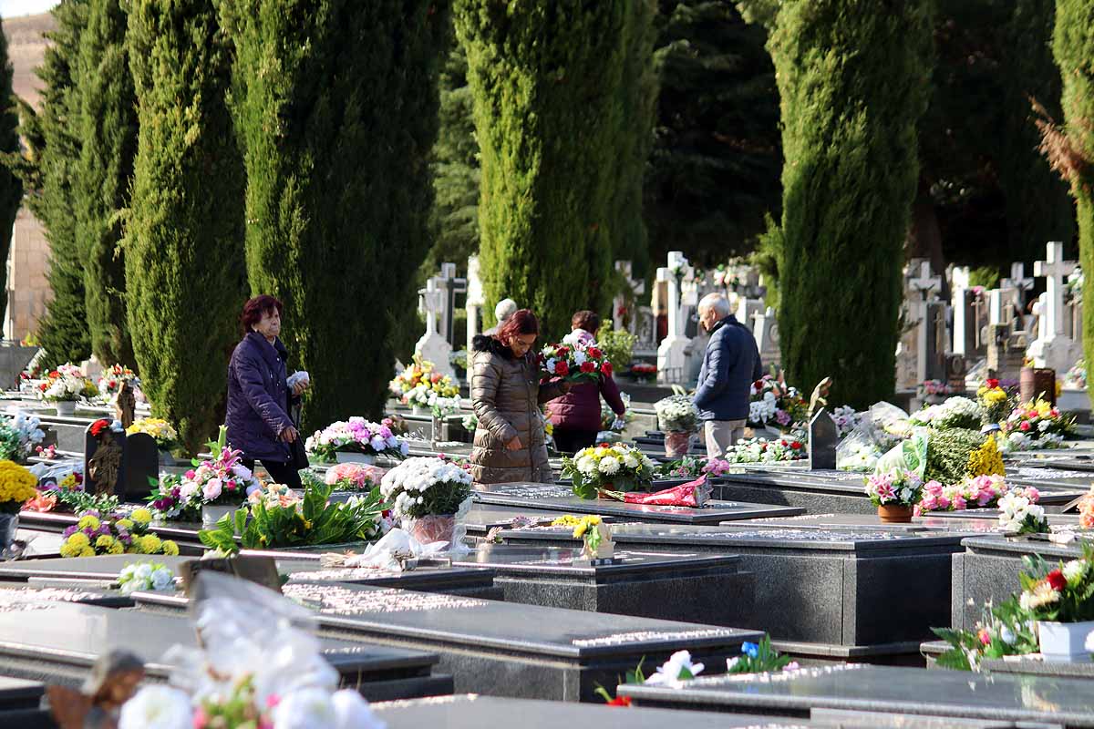 Fotos: Los burgaleses llenan el cementerio para honrar a sus muertos