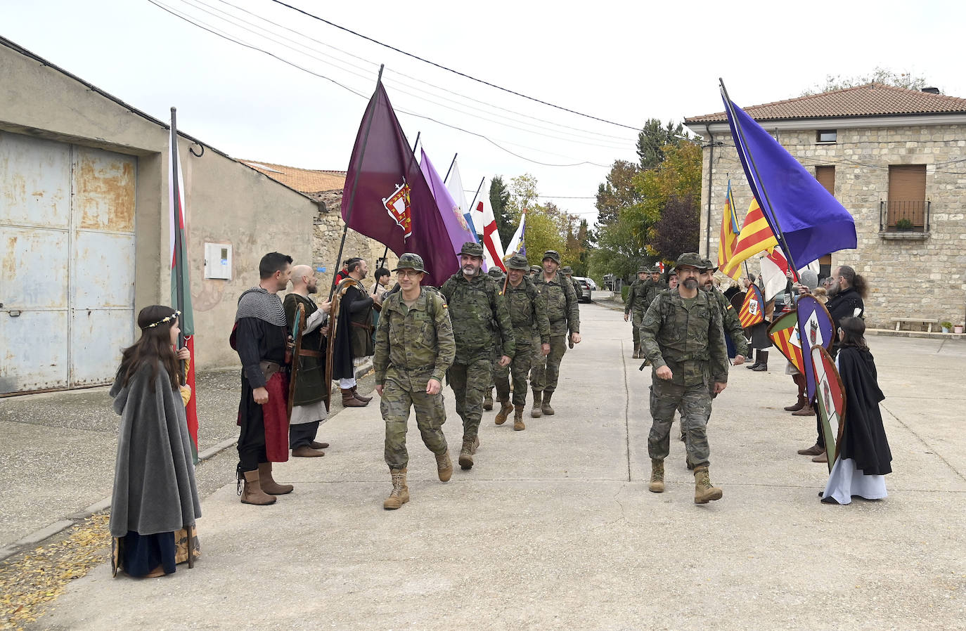 Salida de los militares del RT21 para iniciar un trayecto por el Camino del Cid