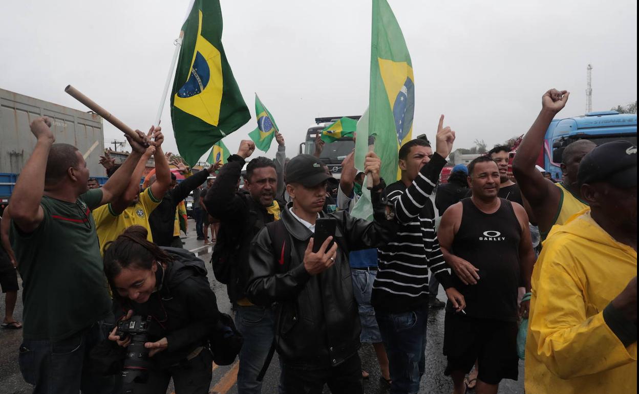 Bloqueo realizado por los camioneros en una carretera de Sao Paulo