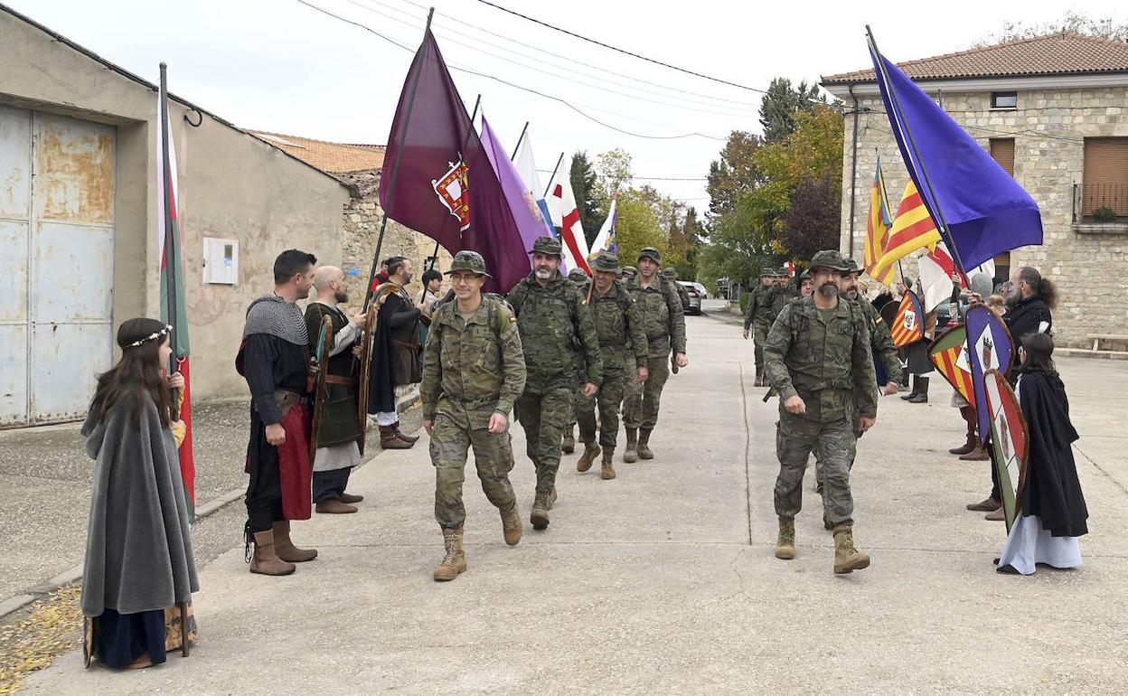 Salida de los militares del RT21 para iniciar un trayecto por el Camino del Cid