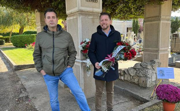 Daniel de la Rosa y Josué Temiño en el homenaje realizado en el cementerio de Burgos. 