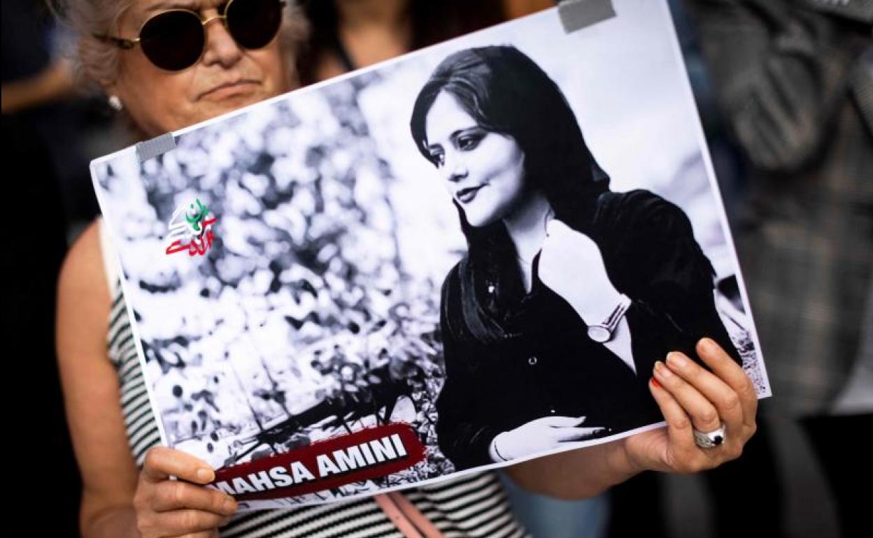 Una mujer protesta por la muerte de Mahsa Amini en París, Francia. 