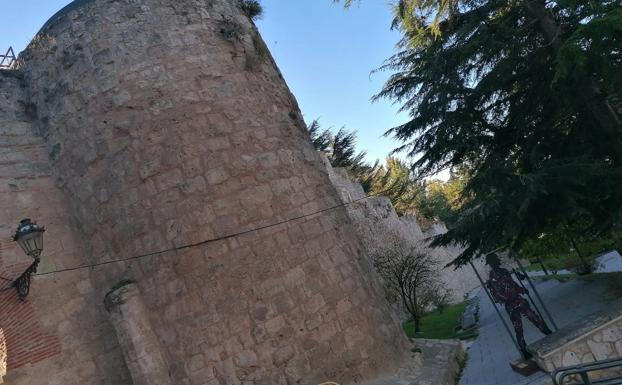 Licitan las obras para limpiar y consolidar la torre del Arco de San Martín y la muralla anexa