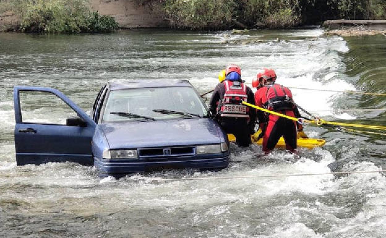 Bomberos realizan un simulacro en el río Ebro. 