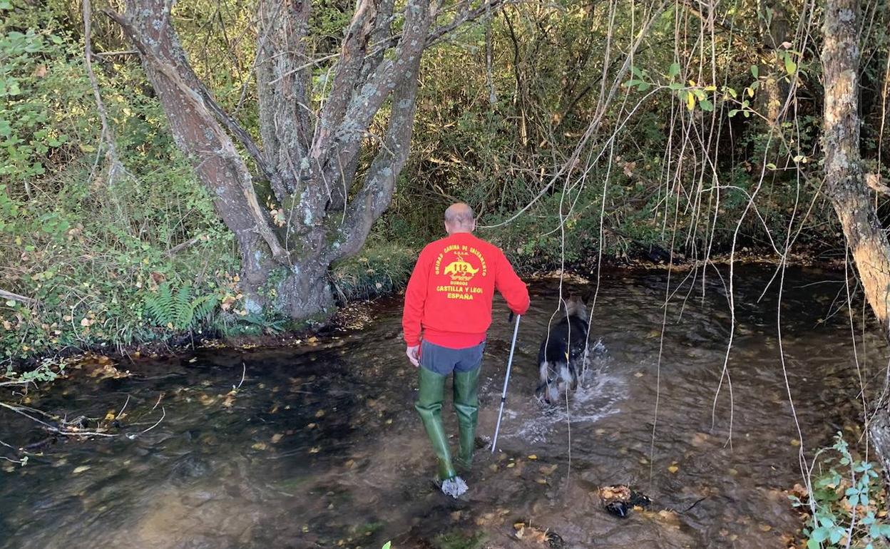 El GREM rastrea los entornos de Castrillo del Val con los perros de rescate para tratar de dar con el paradero del desaparecido de Burgos.