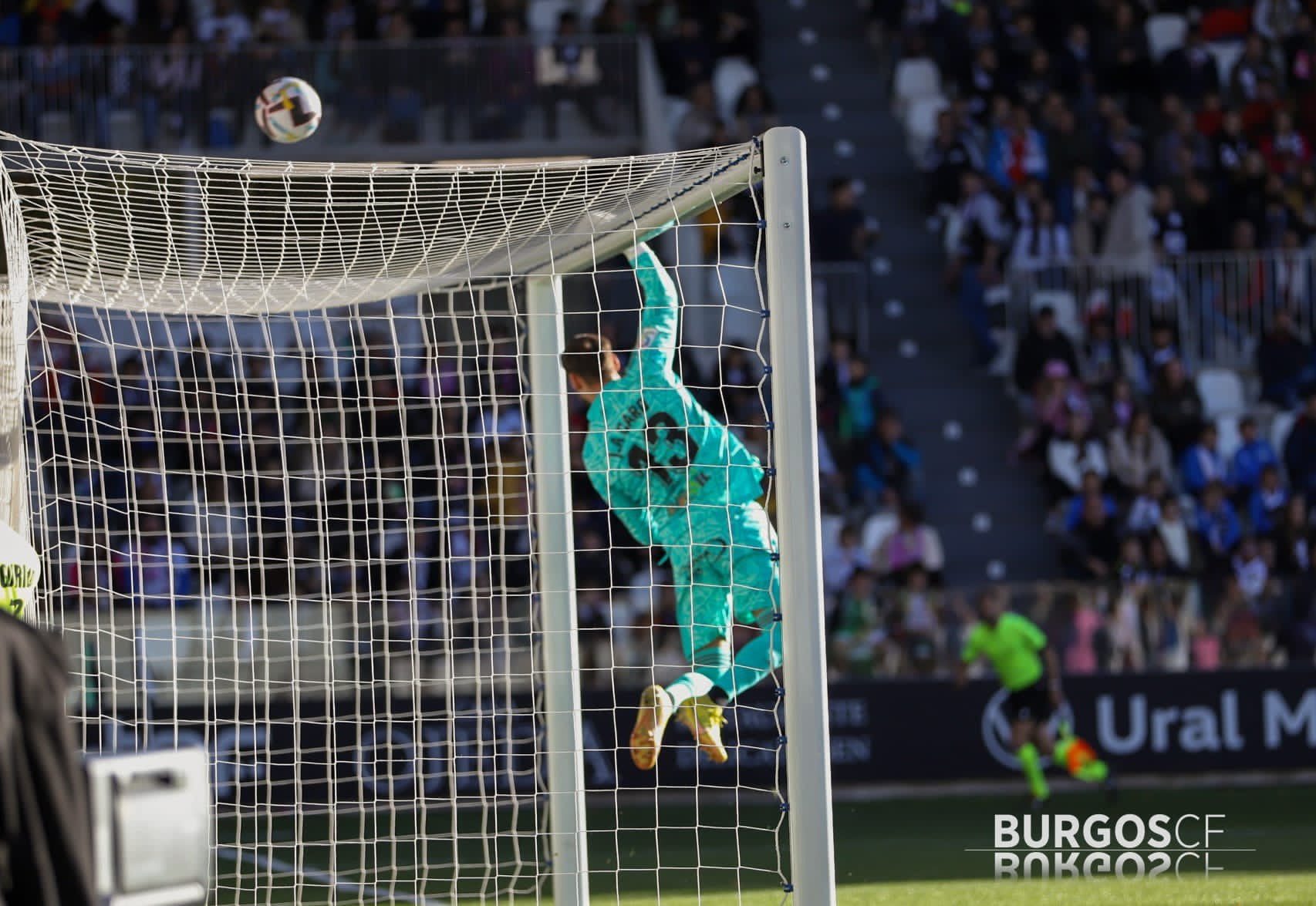 Caro en una acción del partido ante el Tenerife disputado en El Plantío