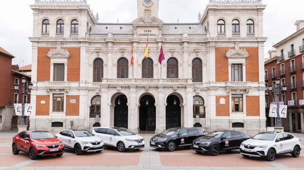 Gama de vehículos Renault frente al Ayuntamiento de Valladolid