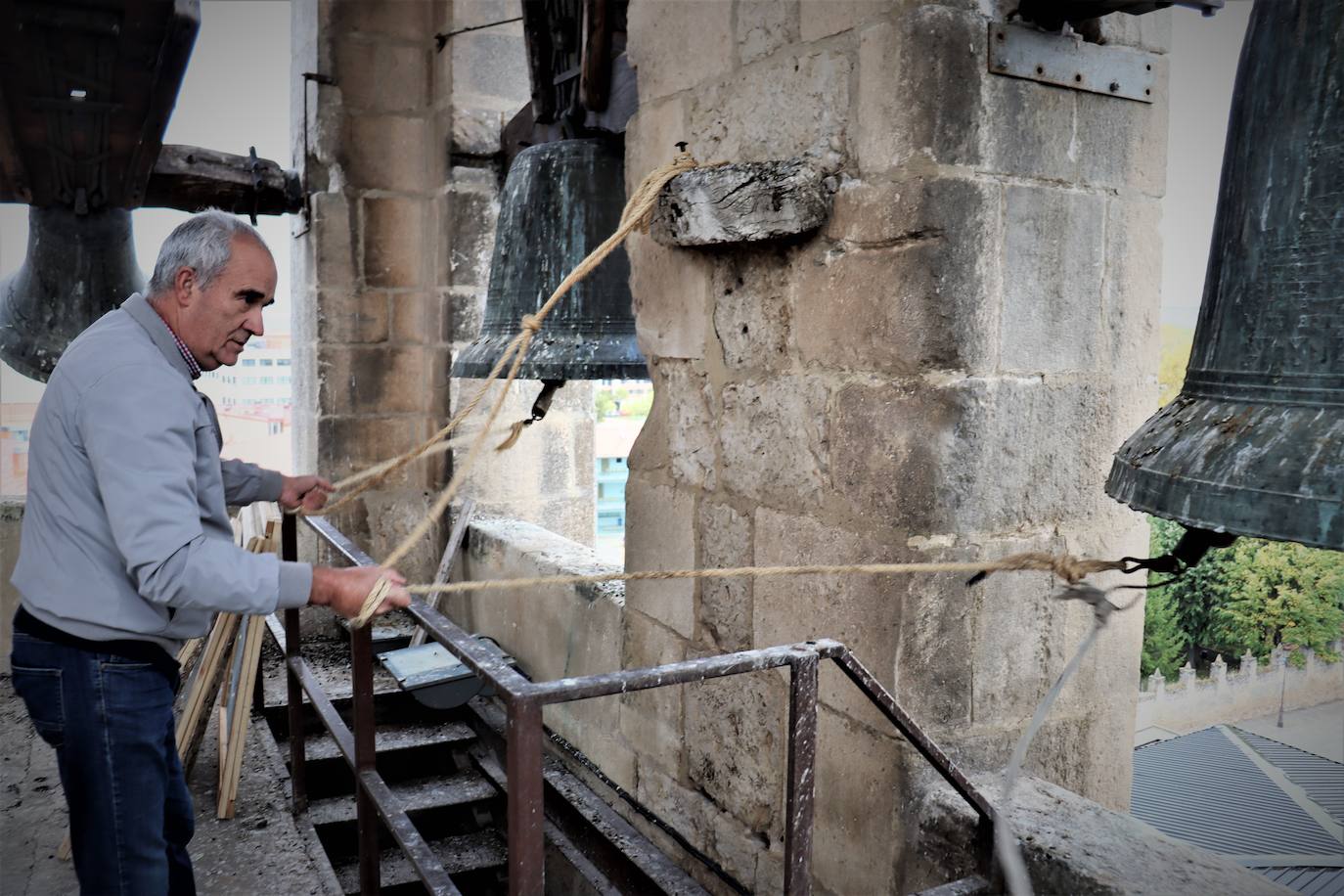 La Asociación de Campaneros de Burgos confía en que la UNESCO declare como Patrimonio Cultural Inmaterial el toque manual de campana. Mientras tanto, ellos llevan años trabajando por preservarlo. Están recopilando toques, trabajan para sacar adelante un centro de interpretación, han creado una escuela de campaneros y, además, se encargan del toque manual en algunas parroquias burgalesas. 