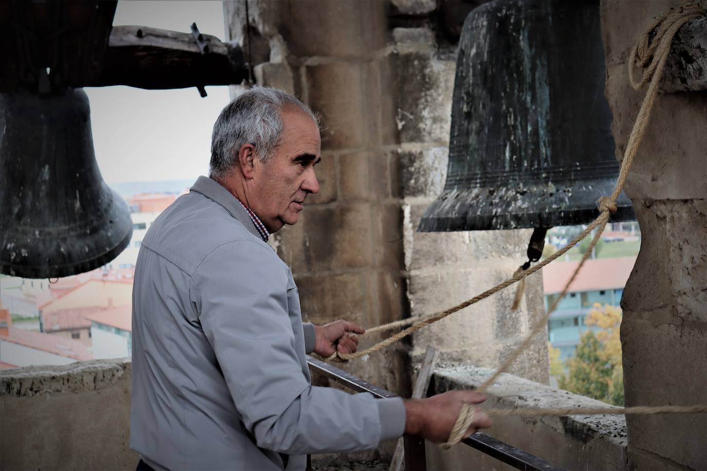 La Asociación de Campaneros de Burgos confía en que la UNESCO declare como Patrimonio Cultural Inmaterial el toque manual de campana. Mientras tanto, ellos llevan años trabajando por preservarlo. Están recopilando toques, trabajan para sacar adelante un centro de interpretación, han creado una escuela de campaneros y, además, se encargan del toque manual en algunas parroquias burgalesas. 