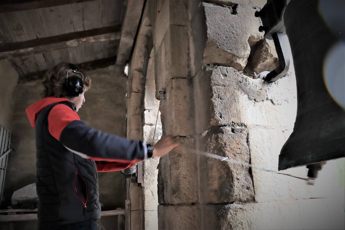 La Asociación de Campaneros de Burgos confía en que la UNESCO declare como Patrimonio Cultural Inmaterial el toque manual de campana. Mientras tanto, ellos llevan años trabajando por preservarlo. Están recopilando toques, trabajan para sacar adelante un centro de interpretación, han creado una escuela de campaneros y, además, se encargan del toque manual en algunas parroquias burgalesas. 