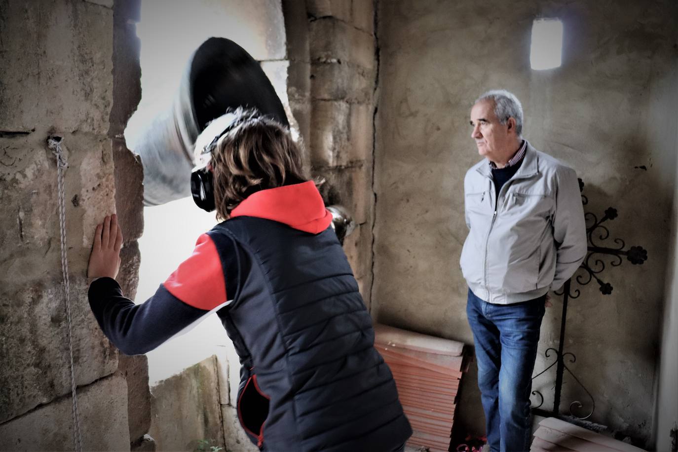 La Asociación de Campaneros de Burgos confía en que la UNESCO declare como Patrimonio Cultural Inmaterial el toque manual de campana. Mientras tanto, ellos llevan años trabajando por preservarlo. Están recopilando toques, trabajan para sacar adelante un centro de interpretación, han creado una escuela de campaneros y, además, se encargan del toque manual en algunas parroquias burgalesas. 