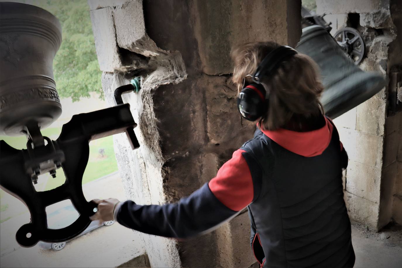 La Asociación de Campaneros de Burgos confía en que la UNESCO declare como Patrimonio Cultural Inmaterial el toque manual de campana. Mientras tanto, ellos llevan años trabajando por preservarlo. Están recopilando toques, trabajan para sacar adelante un centro de interpretación, han creado una escuela de campaneros y, además, se encargan del toque manual en algunas parroquias burgalesas. 