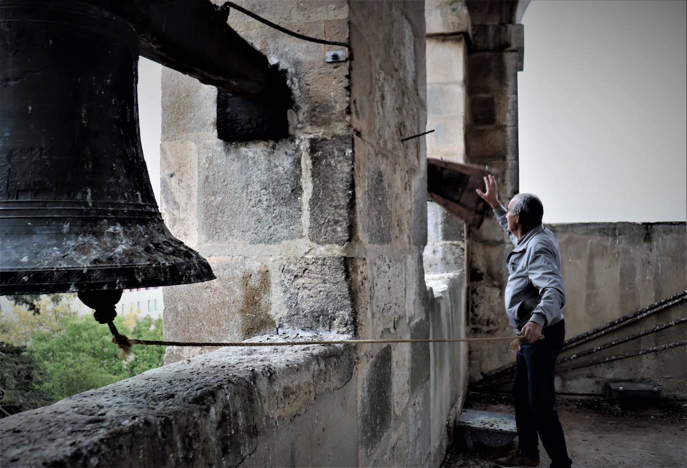 La Asociación de Campaneros de Burgos confía en que la UNESCO declare como Patrimonio Cultural Inmaterial el toque manual de campana. Mientras tanto, ellos llevan años trabajando por preservarlo. Están recopilando toques, trabajan para sacar adelante un centro de interpretación, han creado una escuela de campaneros y, además, se encargan del toque manual en algunas parroquias burgalesas. 