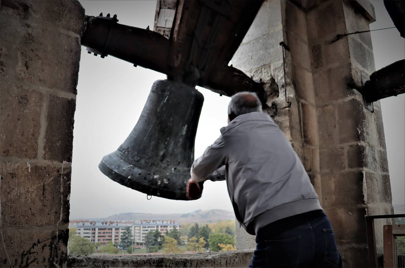 La Asociación de Campaneros de Burgos confía en que la UNESCO declare como Patrimonio Cultural Inmaterial el toque manual de campana. Mientras tanto, ellos llevan años trabajando por preservarlo. Están recopilando toques, trabajan para sacar adelante un centro de interpretación, han creado una escuela de campaneros y, además, se encargan del toque manual en algunas parroquias burgalesas. 