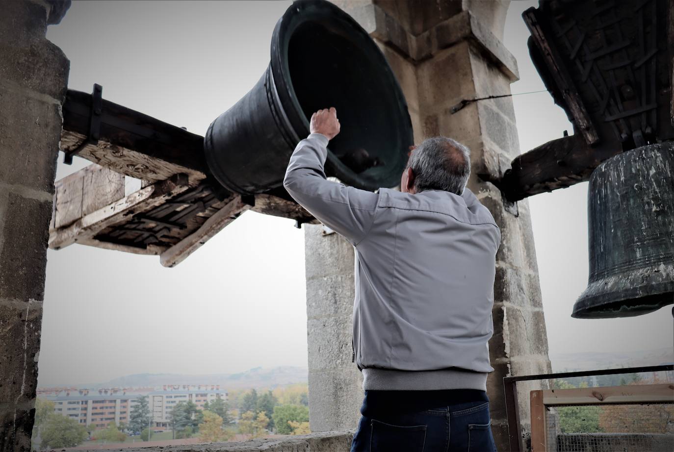 La Asociación de Campaneros de Burgos confía en que la UNESCO declare como Patrimonio Cultural Inmaterial el toque manual de campana. Mientras tanto, ellos llevan años trabajando por preservarlo. Están recopilando toques, trabajan para sacar adelante un centro de interpretación, han creado una escuela de campaneros y, además, se encargan del toque manual en algunas parroquias burgalesas. 