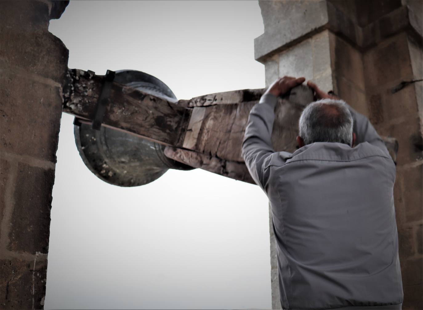 La Asociación de Campaneros de Burgos confía en que la UNESCO declare como Patrimonio Cultural Inmaterial el toque manual de campana. Mientras tanto, ellos llevan años trabajando por preservarlo. Están recopilando toques, trabajan para sacar adelante un centro de interpretación, han creado una escuela de campaneros y, además, se encargan del toque manual en algunas parroquias burgalesas. 