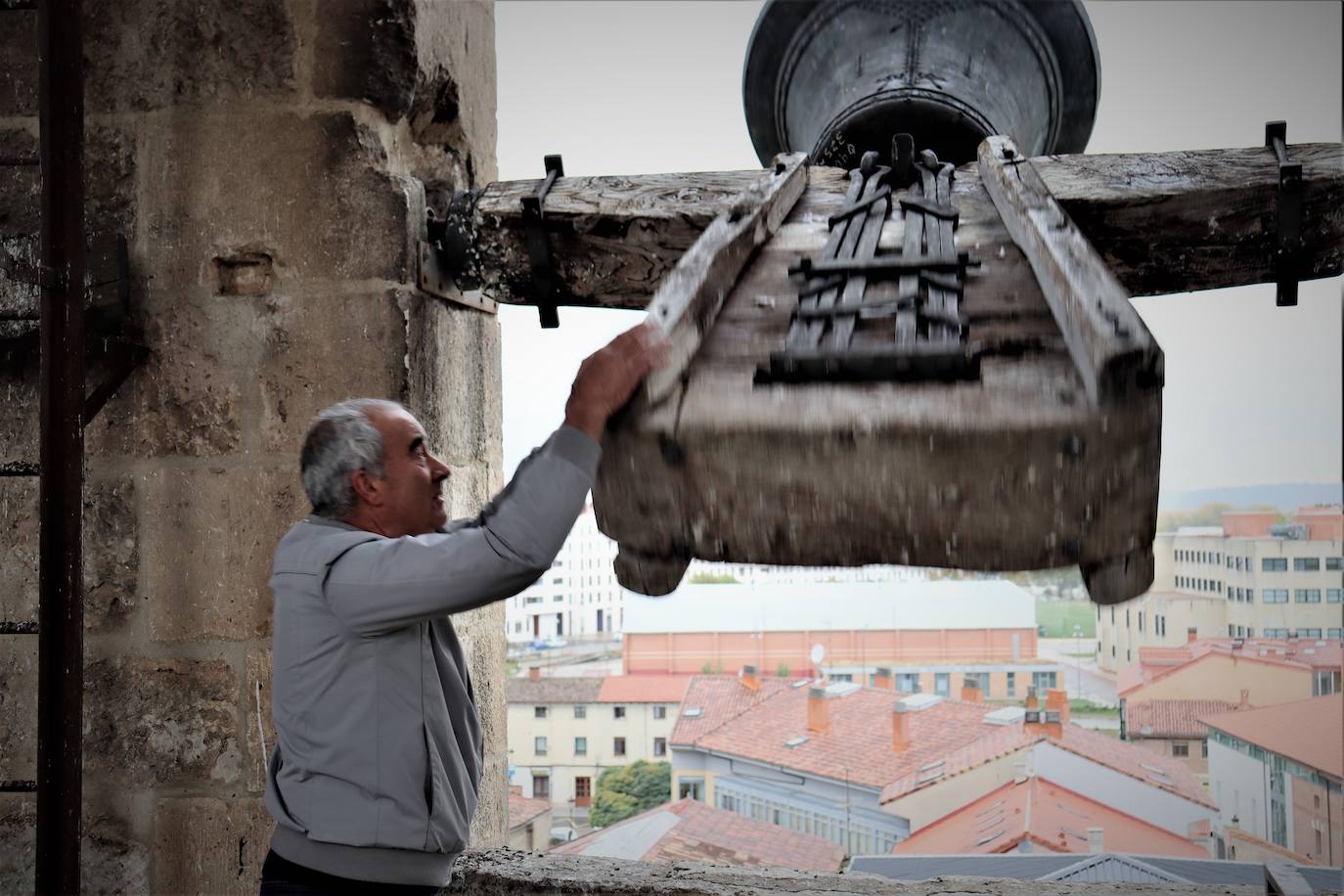 La Asociación de Campaneros de Burgos confía en que la UNESCO declare como Patrimonio Cultural Inmaterial el toque manual de campana. Mientras tanto, ellos llevan años trabajando por preservarlo. Están recopilando toques, trabajan para sacar adelante un centro de interpretación, han creado una escuela de campaneros y, además, se encargan del toque manual en algunas parroquias burgalesas. 