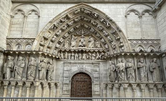 En la puerta de La Coronería, en la calle Fernán González, se puede contemplar otro Juicio Final. 