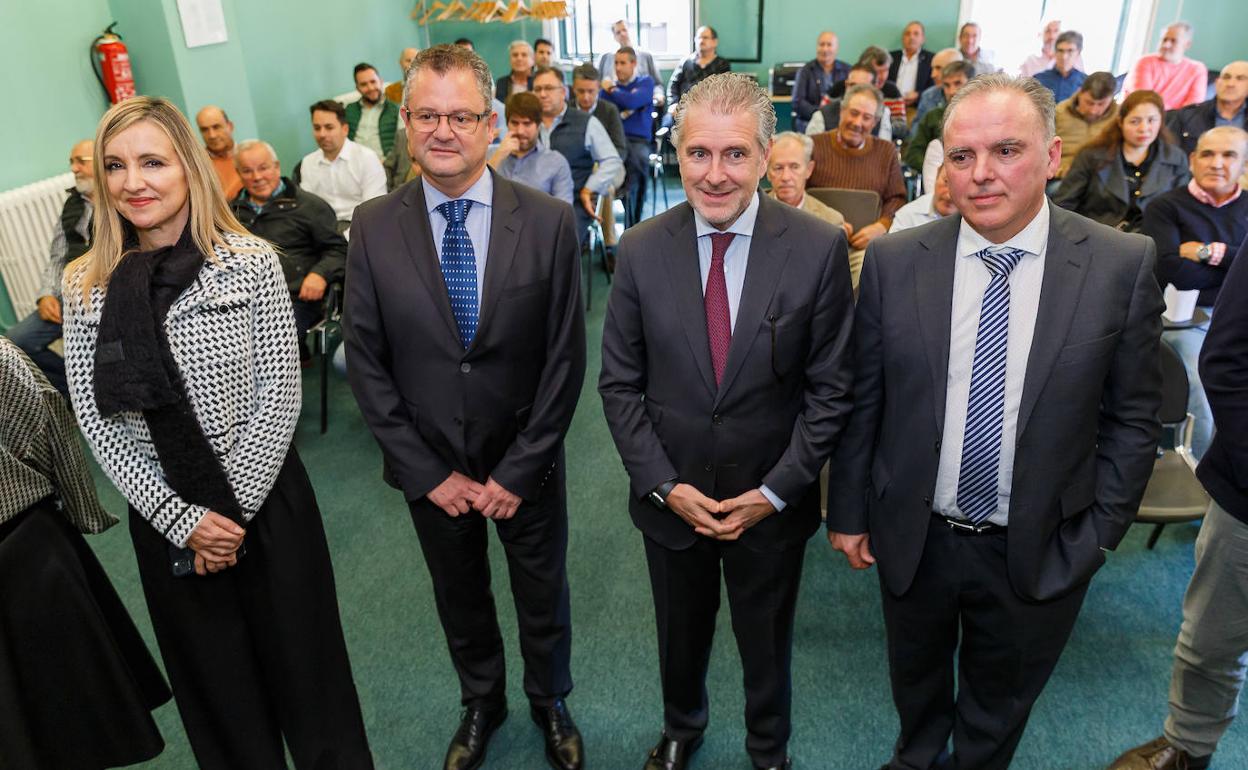 María José González, directora general de la Industria y la Cadena Agroalimentaria; Gerardo Dueñas, consejero de Agricultura; Andrés Ortega, presidente de FES y el presidente de la lonja de Segovia, Juan Pedro Postigo. 