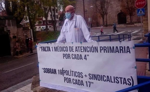 Juan José Jiménez, médico de Los Cubos, en una de las protestas frente al centro de salud de Burgos.