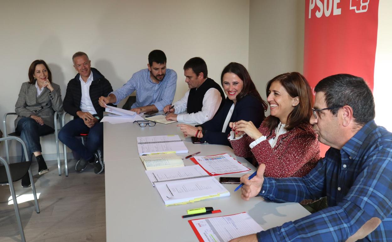 El PSOE mantuvo una reunión en Valle de Mena. 