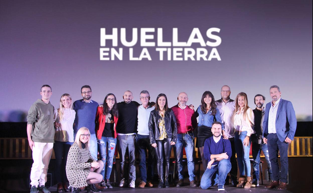 Foto de familia del estreno en Pedrajas de San Esteban. 