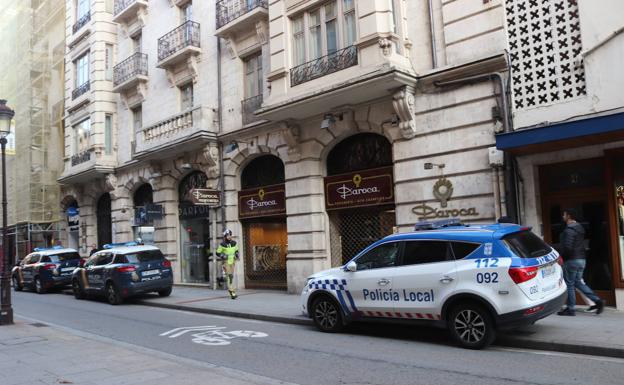 Rompe una puerta yendo ebrio, queda encajado y acaba rescatado por los Bomberos de Burgos