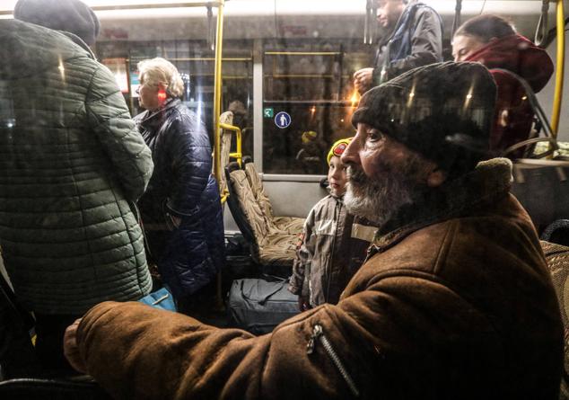 Los civiles evacuados de la parte de la región ucraniana de Jersón controlada por Rusia se sientan dentro de un autobús mientras llegan a una estación de tren local en la ciudad de Dzhankoi, Crimea 10 de noviembre de 2022.