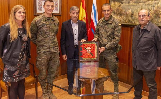 Recepción del alcalde de Medina Isaac Angulo, al Teniente Coronel, Juan José Pereda López y el Cabo, David Capitán. 