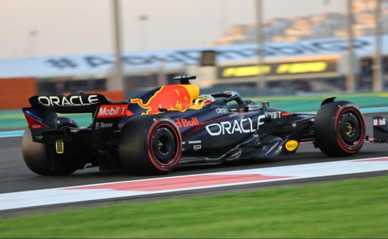 El neerlandés Max Verstappen rueda en Abu Dabi con su Red Bull. 