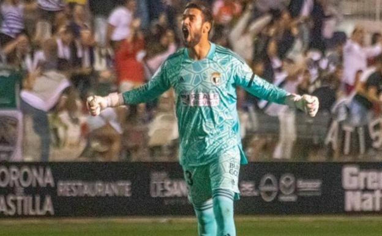 Caro celebra el penalti parado ante Gassama en El Sardinero