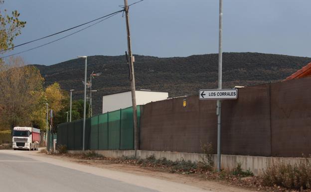 Los vecinos de Los Corrales suman apoyos contra la planta de hormigón de San Juan del Monte