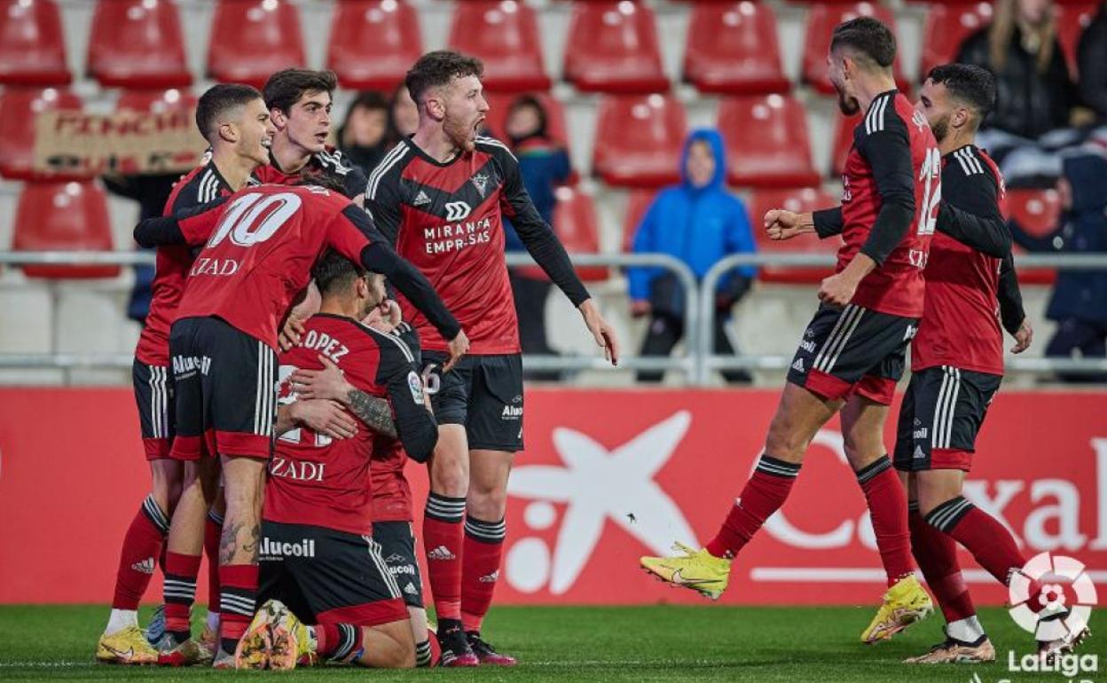 Los jugadores del Mirandés celebran un gol.