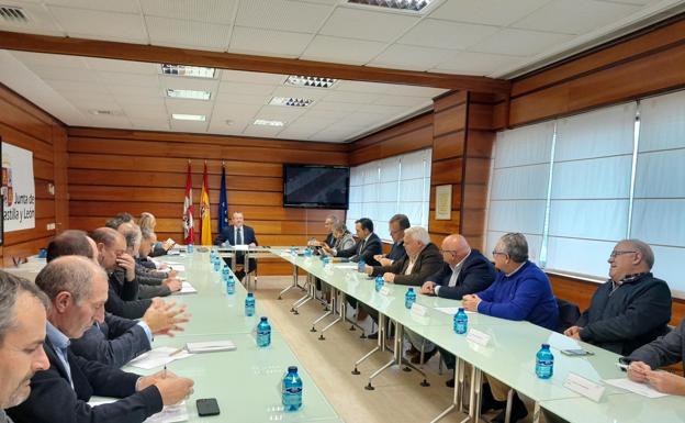 Un momento de la reunión entre el consejero y el sector cooperativo. 