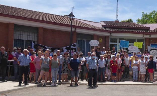 Vecinos protestando en Roa de Duero por la atención pediátrica.