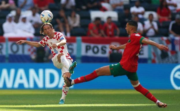 Modric y Ziyech durante un lance del partido