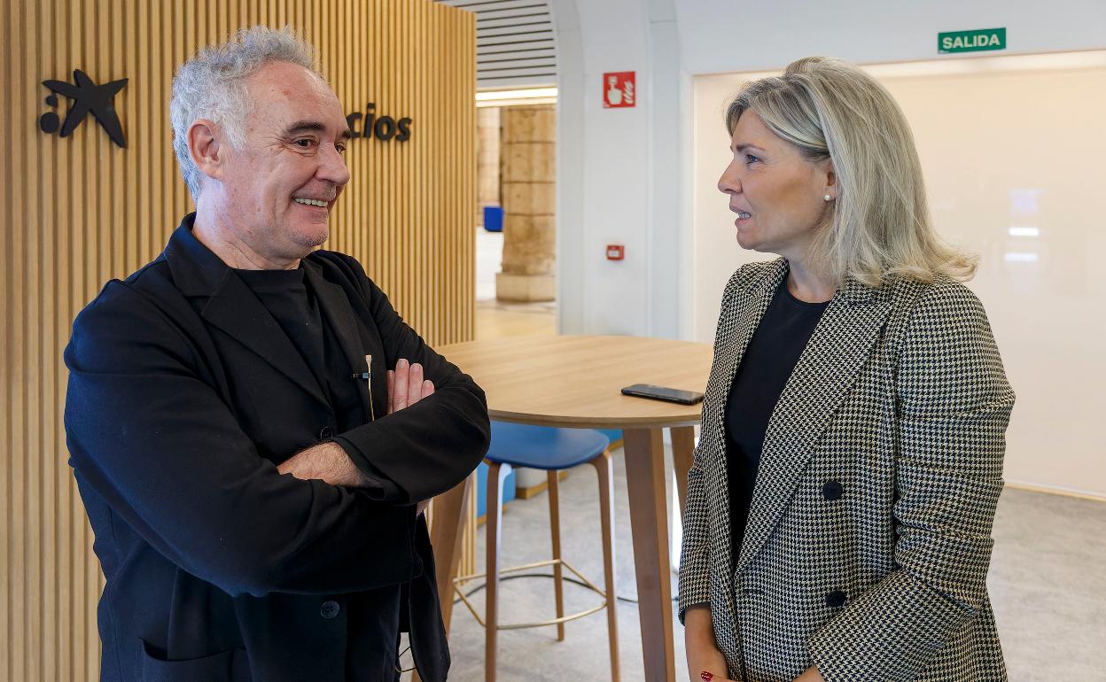 El presidente ElBulliFoundation y chef Ferrán Adrià visita la Casa del Cordón, sede de la Dirección Territorial de CaixaBank en Castilla y León, Belén Martín.