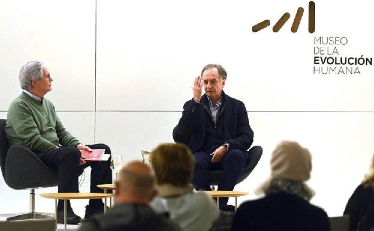 El encuentro entre Antonio Soler, dcha., y el escritor burgalés Jesús Carazo. 