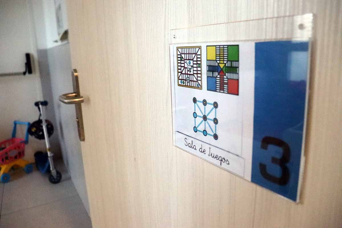 El centro de Autismo Burgos trabaja con 52 familias como punto esencial del desarrollo del niño. Por el programa de Autismo Burgos BBMiradas han pasado 282 niños, de los que 100 han pasado a intervención en el centro y se ha diagnosticado trastorno del espectro autista en otros 70. 