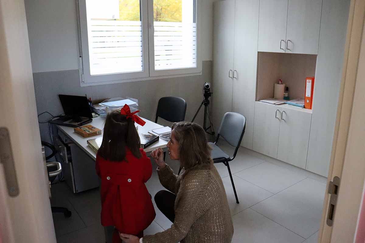 El centro de Autismo Burgos trabaja con 52 familias como punto esencial del desarrollo del niño. Por el programa de Autismo Burgos BBMiradas han pasado 282 niños, de los que 100 han pasado a intervención en el centro y se ha diagnosticado trastorno del espectro autista en otros 70. 