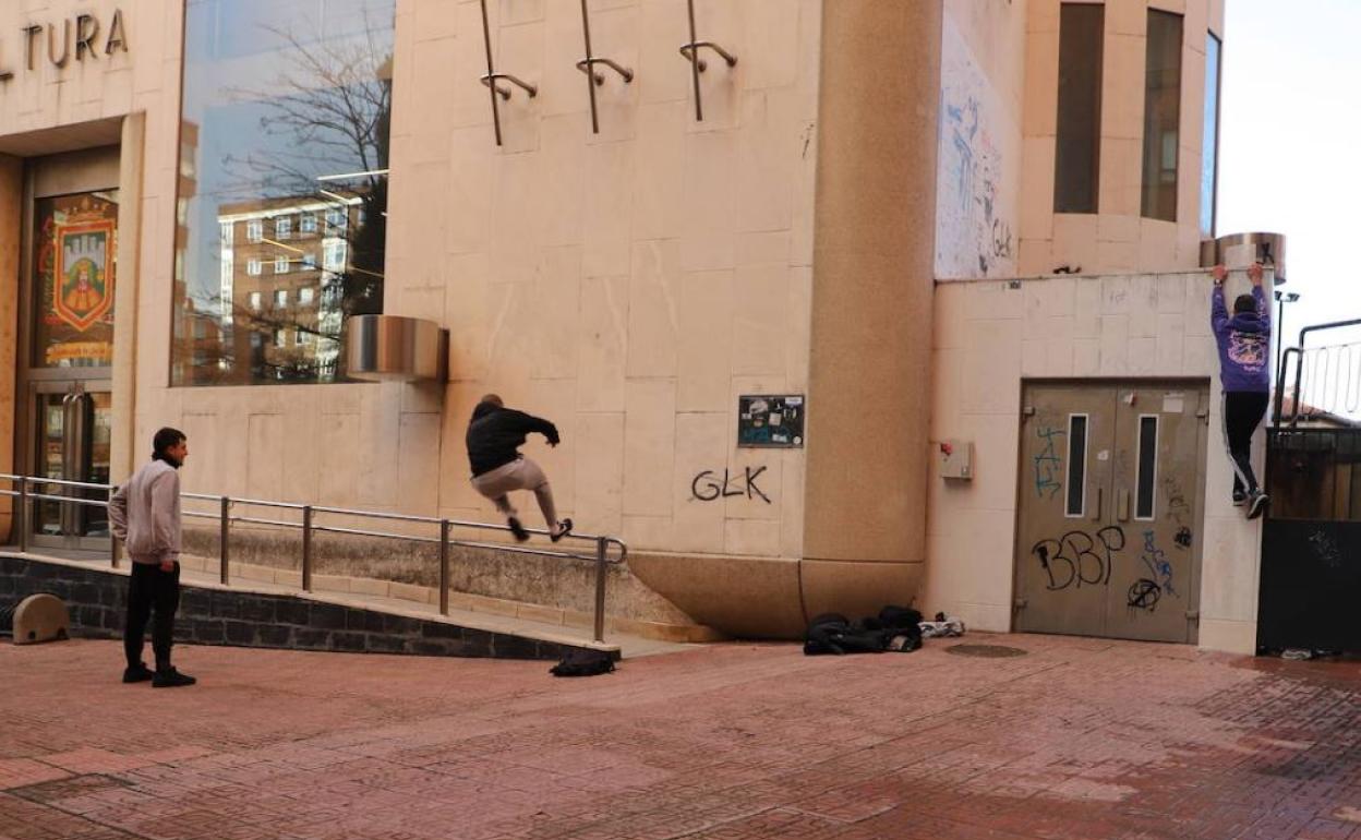 Los aficionados al Parkour lo practican en plazas y calles pues no tienen espacio habilitado.