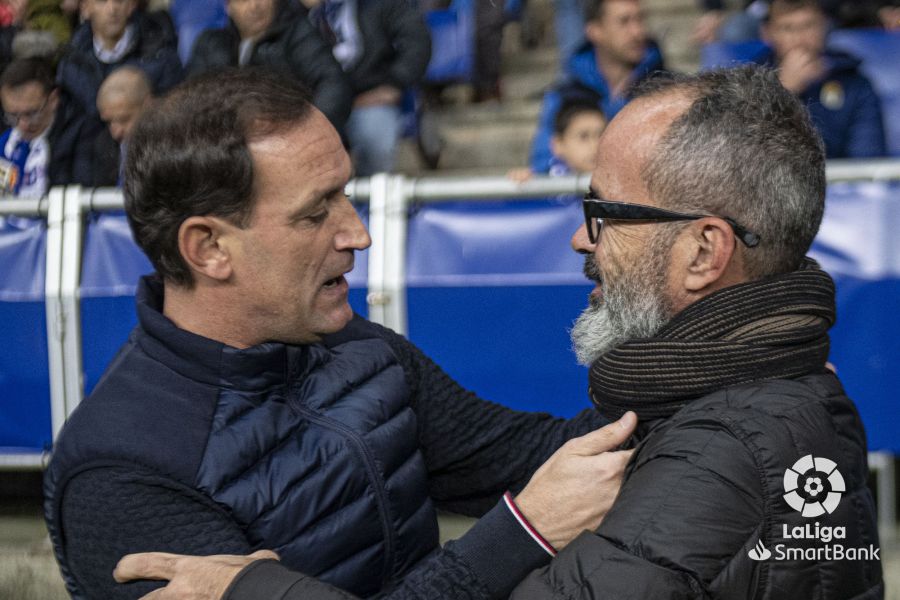 Etxeberria saluda a Álvaro Cervera en el Tartiere.