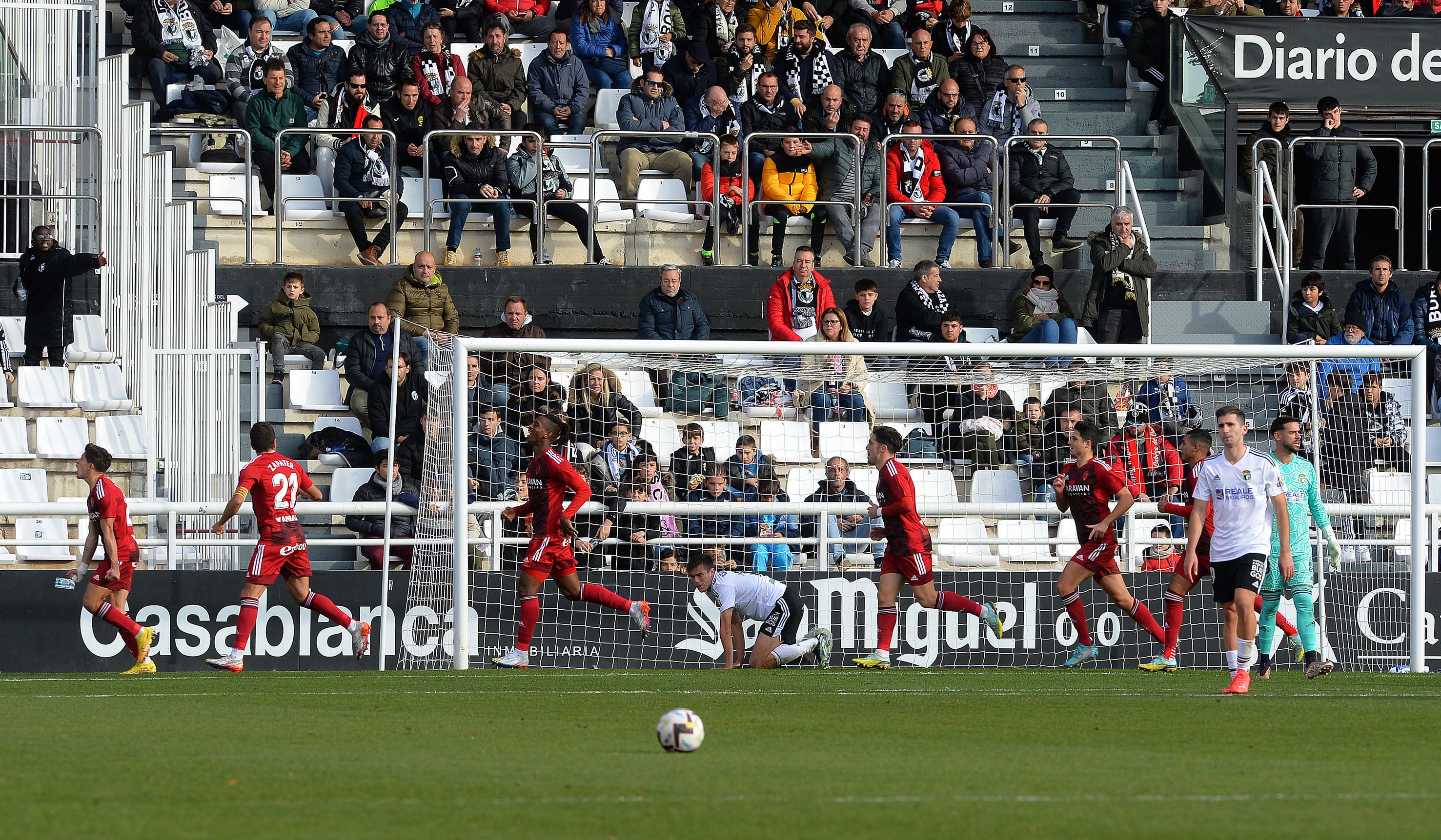 Fotos: El Burgos CF suma un punto en el último suspiro ante el Real Zaragoza