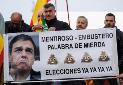 Imagen secundaria 1 - 1. Pancarta en contra de la ministra Irene Montero. 2. Manifestantes de Vox portan un cartel exigiendo la celebración de elecciones. 3. Un vendedor ambulante ofrece banderas de España antes de la concentración. 