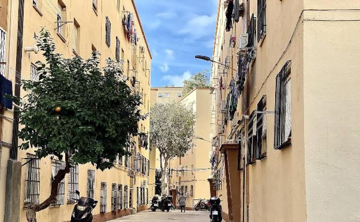 El joven lo apuñaló varias veces con un cuchillo de grandes dimensiones.