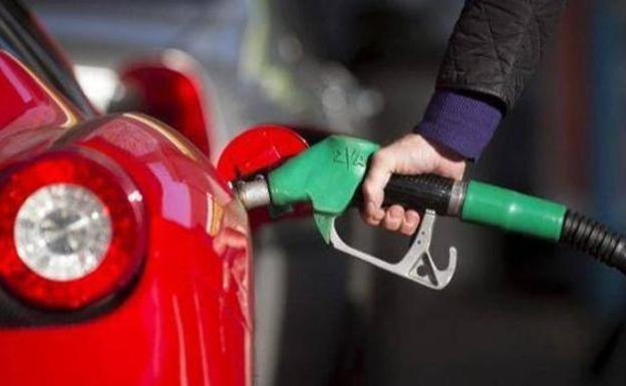 La bonificación de 20 céntimos por litro de combustible, una de las medidas del Ejecutivo para mitigar el impacto de la inflacción. 