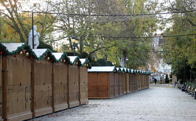 El Espolón vuelve a llenarse de artesanía con el Mercado de Navidad