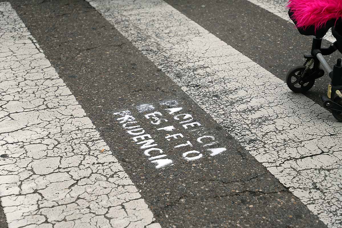 La campaña 'Solo tenemos una vida' ha llegado a los pasos de peatones de Burgos con teatralizaciones en las que tres actores interpretan un atropello. 'Paciencia, respeto, prudencia' es el lema de la campaña, que se ha pintado en el suelo. 