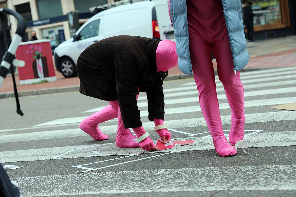 La campaña 'Solo tenemos una vida' ha llegado a los pasos de peatones de Burgos con teatralizaciones en las que tres actores interpretan un atropello. 'Paciencia, respeto, prudencia' es el lema de la campaña, que se ha pintado en el suelo. 