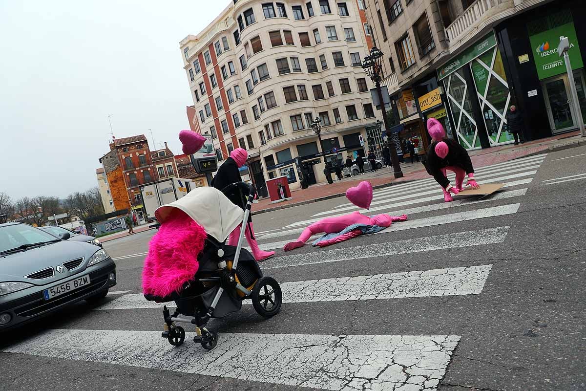 La campaña 'Solo tenemos una vida' ha llegado a los pasos de peatones de Burgos con teatralizaciones en las que tres actores interpretan un atropello. 'Paciencia, respeto, prudencia' es el lema de la campaña, que se ha pintado en el suelo. 